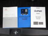 カギをバッグやポケットに入れたままでもドアロックの開閉やエンジン始動ができる『スマートキー』付き!暗くなってもキー穴を捜す必要が無くとっても便利ですから人気の装備です!