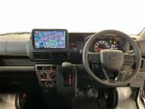 運転席周りのレイアウトをご覧ください。ナビゲーションが綺麗に装着されすっきり収まってますね!