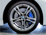 【BMWアロイホイル】軽量かつ強度に拘ったアロイホイル。走行性能ポテンシャルを引き出す設計。車の足元を引き締めてくれる大きなポイントはアロイホイルです。
