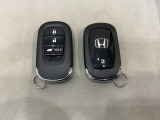 スマートキーを装備しています。鍵を差し込むことなくドアロックの開け閉めと、スタートボタン操作でのエンジンスタートができます。ボタン操作でトランクが開けられる電動テールゲートのボタンもついています。