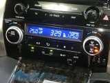 【オートエアコン】車内温度を感知して自動で温度調整をしてくれるのでいつでも快適な車内空間を創り上げます!どの席に座っても快適なドライブが楽しめます♪