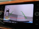 ギアをリバースに入れると車両後方の映像を映し出します。画面にはガイドラインが表示され、車庫入れや縦列駐車などの際に安全確認をサポートします。