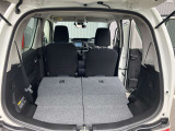 後席を全て倒して、荷物専用のスペースにした状態です。これなら長いものも積めますし、ご旅行や趣味に活用できますね。