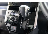 インパネシフトだから視線の移動も少なく足元もスッキリ♪運転席もゆったりしているのでゆとりを持ってドライブできますね!