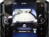 後方映像を11.6インチディスプレイに表示し、ステアリング連動ガイドラインが駐車をサポート。さらに後退時はリヤ4センサーが障害物を検知し、必要に応じてブレーキが作動します。
