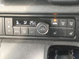 【オートエアコン】一度お好みの温度に設定すれば、車内の温度を検知し風量や温度を自動で調整。暑い&hellip;寒い&hellip;と何度もスイッチ操作をする必要はありません。快適な車内空間には必須の機能ですね♪
