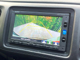 【バックカメラ】駐車時に後方がリアルタイム映像で確認できます。大型商業施設や立体駐車場での駐車時や、夜間のバック時に大活躍!運転スキルに関わらず、今や必須となった装備のひとつです!