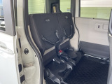 後部座席を跳ね上げるともう一つの荷室が!背の高い荷物も大丈夫。
