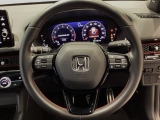 運転にかかわる様々な操作を安全に行えるように視点移動が少なく操作性に配慮されたスイッチ類が凝縮されたコクピットです。