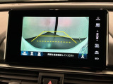 リバースギアに入れるだけで後方の表示へ切り替わります。夜間や雨の日の駐車も楽になりますよ。