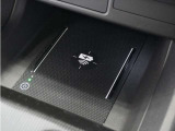 ◆ワイヤレス充電器◆ワイヤレス充電規格Qiに適合した機器を充電エリアに置くことで使用できます。