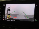 ギアをリバースに入れると車両後方の映像を映し出します。画面にはガイドラインが表示され、車庫入れや縦列駐車などの際に安全確認をサポートします。