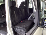【ベンチシート】運転席と助手席の移動もスムーズ!狭い駐車場での乗り降りや、お子様の乗り降りにも便利です。座席の間にコンソールボックスやドリンクホルダーがないため、車内空間が広く感じます。