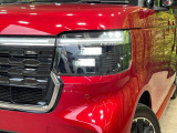 【LEDヘッドライト】悪天候や夜間走行時も良好な視界を確保し安心して運転できる高輝度LEDヘッドライトを装備!点灯速度が早く、消費電力も抑えられています。