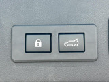 【パワーバックドア】スマートキーや運転席のボタンを押すだけでリアゲートが自動で開閉します!荷物を持っている時や、高い位置にあるバックドアを閉める際に便利な機能です♪