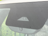 【三菱e-Assist】走行中に前方の車両等を認識し、衝突しそうな時は警報とブレーキで衝突回避と被害軽減をアシスト。より安全にドライブをお楽しみいただけます。