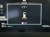 前後バンパーに取り付けられた合計8個のセンサーで障害物を検知し、ブザーでドライバーに知らせます。画面で障害物の場所を示し、衝突や接触を回避できるよう、安全な運転を支援します。