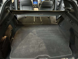 ゆったりとしたトランクルームでございます。たくさんのお荷物の車載が可能でございます。
