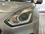 LEDヘッドライトは、点灯の瞬間から最大光量を発揮し、突然暗くなるトンネルなどでの安定感を高めます。