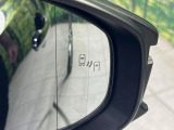 【ブラインドスポットモニター】走行中、ドアミラーの死角になりやすい箇所に後続車が接近するとサイドミラーのレンズに警告を表示!ドライバーに注意喚起をしてくれます。