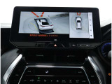 サイドクリアランスビュー表示中に、旋回時の運転操作に合わせて自動で車両を斜め後方から見たような映像を表示。