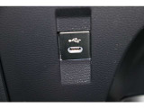 通信/給電用USBポートが装備されています。iPhoneやスマートフォンの充電など、車内にあると便利なアイテムのひとつですね!