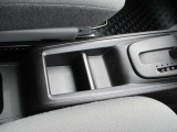 運転席と助手席の間に小物入れスペースがあります