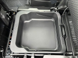 助手席シート下に便利な荷物入れ