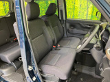 運転席まわりには十分なスペースがあり、大柄な方でもゆったり運転していただける環境です。