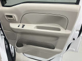 【運転席ドア】ボトルホルダーや収納ポケットが付いているので運転席周りもスッキリ保てます★