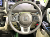 インテリアに合わせたデザインのステアリングは、運転される方のことも考え、運転しやすい形状、大きさです。是非一度、実際に触ってお確かめください。