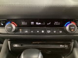 温度の設定のみで快適な風量やモードなどを自動調整してくれるフルオートエアコンを装備!