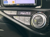 【オートエアコン】一度お好みの温度に設定すれば、車内の温度を検知し風量や温度を自動で調整。暑い&hellip;寒い&hellip;と何度もスイッチ操作をする必要はありません。快適な車内空間には必須の機能ですね♪