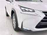 明るいライトが夜道を明るく照らしてくれます。 運転する上で、道路状況をいかに早く認識できるか重要なポイントです。 白色光が暗い道も明るく照らしてくれますよ。