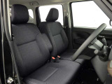 高いホールド性で運転姿勢が安定します。長距離ドライブでも疲れにくいのが魅力です。快適なドライビングライフをお送りください♪