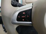 ステアリングには運転中でも簡単に操作できる各種スイッチついてます