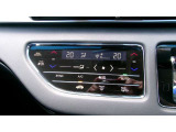 オートエアコンは左右席で独立温度コントロールが可能です。運転席はキンキンに冷やして助手席はマイルドにと言った設定が可能です。暑さ寒さでケンカすることもなくなりますね。