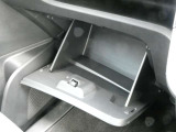 助手席前には車検証の収納に便利なグローブBOXが備わっています。