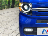 【LEDヘッドライト】悪天候や夜間走行時も良好な視界を確保し安心して運転できる高輝度LEDヘッドライトを装備!点灯速度が早く、消費電力も抑えられています。