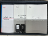 スマートキーは鍵をバッグに入れたままでもドアロックの開閉やエンジンのON・OFFができます。夜間や雨の日も鍵を探さなくて良いので便利です。