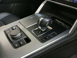 【オートブレーキホールド】停車中にブレーキペダルから足を放しても、ブレーキを自動的に制御して、車両の停車状態を保持する機能です。信号待ちなどの停車時に運転者の負担を軽減します。