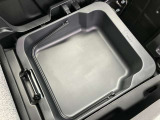助手席側の座席下には車検証などの小物を入れて頂けるスペースを設置。さらに取っ手が付いているので、そのまま取り出して使う事も可能です。