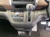 足元スッキリ、インパネシフトです。パーキングブレーキはフットブレーキタイプなので、運転席と助手席の間がスッキリしています。