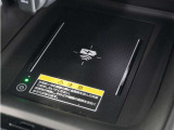 ◆ワイヤレス充電器◆ワイヤレス充電規格Qiに適合した機器を充電エリアに置くことで使用できます。