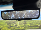【デジタルインナーミラー】後席の大きな荷物や同乗者で後方が確認しづらい時でも安心!カメラが撮影した車両後方の映像をルームミラー内に表示。クリアな視界で状況の確認が可能です!