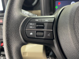 運転中もハンドルでの操作が可能です。特に高速道路等の目が離せない運転時には、便利さだけでなく、安全性も兼ね備えております。