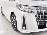 フォグランプ装着車です。暗い夜道の車両前方を明るく照らします