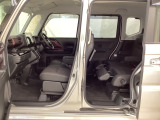 スライドドアは開口面積が広いので狭い場所の乗降も楽々ですね。お子様やご年配の方にも安心です。