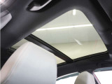 ◆サンルーフ装備車◆開放感あふれるガラスサンルーフを装備!車内空間を明るく照らすことでドライブ体験に変化を。窓を開けるより静かで効率の良い換気も行えます。