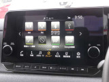 NissanConnectナビシステムは9インチワイドディスプレイ、ハンズフリーフォン、VICS(FM多重)、ボイスコマンド、Bluetooth対応、USB接続、Apple CarPlay・Android Auto連携機能、Amazon Alexa搭載の優れものです。